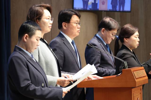 조국혁신당 황운하 원내대표가 29일 서울 여의도 국회 소통관에서 당론으로 발의한 '행정수도 건설을 위한 특별법'에 대해 설명하고 있다. 왼쪽부터 조국혁신당 김재원·백선희·황운하·차규근 의원. 연합뉴스