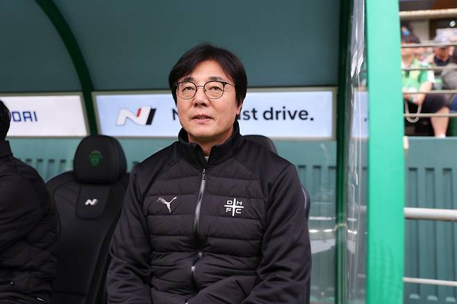 황선홍 대전하나 감독이 6일 전주월드컵경기장에서 열린 전북과 K리그1 원정경기에 앞서 생각에 잠겨 있다. 사진제공|한국프로축구연맹