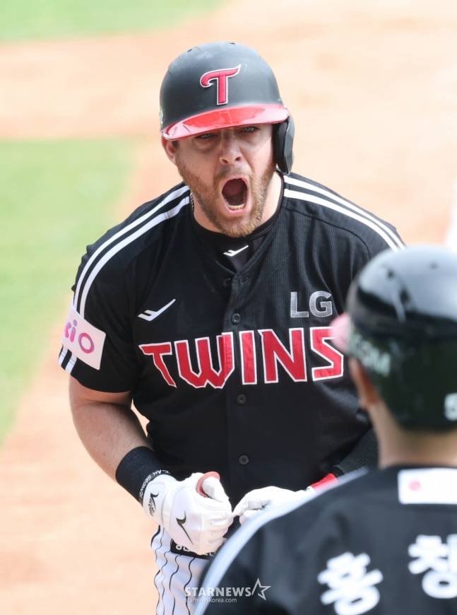 2025 신한 SOL Bank KBO리그 두산 베어스 대 LG 트윈스 경기가 6일 잠실야구장에서 열렸다. LG 오스틴이 6회초 무사 1,2루에서 좌중월 3점 홈런을 날리고 홈인하고 있다. /사진=김진경 대기자