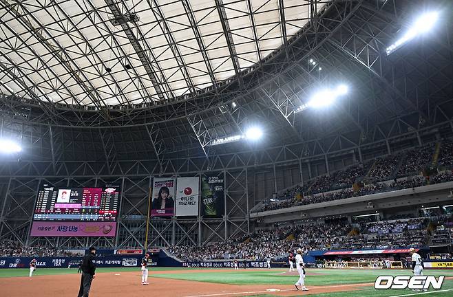 황금연휴 마지막 날을 맞아 매진을 이룬 고척스카이돔.