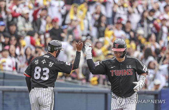LG 박동원 솔로 홈런 (서울=연합뉴스) 황광모 기자 = 6일 서울 송파구 잠실야구장에서 열린 2025 프로야구 LG와 두산의 경기. LG 박동원이 2회초 1점 홈런을 치고 경기장을 돌고 있다. 2025.5.6 hkmpooh@yna.co.kr