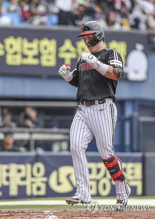 LG 박동원 솔로 홈런 (서울=연합뉴스) 황광모 기자 = 6일 서울 송파구 잠실야구장에서 열린 2025 프로야구 LG와 두산의 경기. LG 박동원이 2회초 1점 홈런을 치고 경기장을 돌고 있다. 2025.5.6 hkmpooh@yna.co.kr
