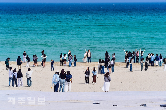 제주시 조천읍 함덕해수욕장을 찾은 수학여행단 학생들이 산책을 하며 즐거운 시간을 보내고 있다. 고봉수 기자