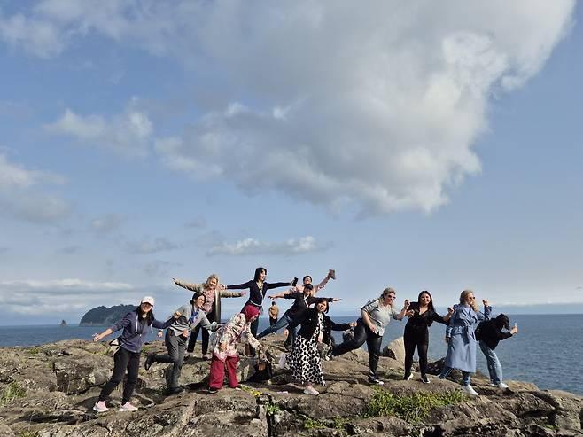 2025 아시아·태평양 경제협력체(APEC) 국제회의 참석자들이 제주의 독보적인 자연환경을 만끽하고 있다. 사진=제주도 제공