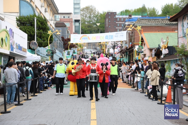 지난 3일 인천시 중구가 마련한 '2025년 송월동 동화마을 어린이 축제'에서 '캐릭터 퍼레이드'가 진행되고 있다. ⓒ육아방송