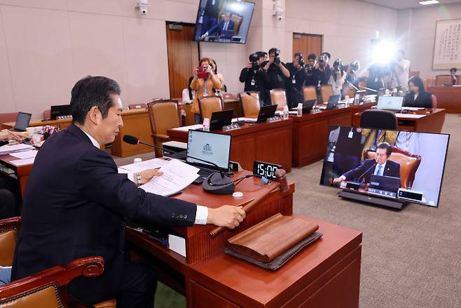 7일 서울 여의도 국회에서 열린 법제사법위원회 전체회의에서 정청래 위원장이 의사봉을 두드리고 있다. (사진=연합뉴스)