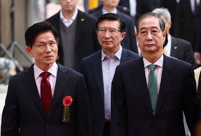 국민의힘 김문수 대선 후보(왼쪽)와 무소속 한덕수 대선 예비후보가 5일 서울 종로구 조계사에서 열린 불기 2569년 부처님오신날 봉축법요식에 참석하고 있다. (사진=연합뉴스)