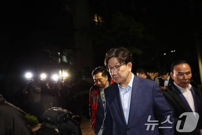 권성동 국민의힘 원내대표가 후보 단일화 문제로 당 지도부와 갈등을 겪고 있는 김문수 대통령 후보를 만나기 위해 6일 밤 서울 관악구 김 후보의 집 앞에서 김 후보를 기다리다 만나지 못하고 발걸음을 돌리고 있다. 2025.5.6/뉴스1 ⓒ News1 김명섭 기자