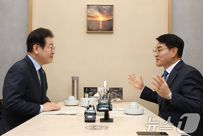 이재명 더불어민주당 대표와 박용진 전 의원이 지난 2월 21일 서울 여의도의 한 식당에서 만나 대화하고 있는 모습. (공동취재) 2025.2.21/뉴스1 ⓒ News1 안은나 기자