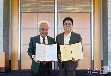 다툭 닉 애즈먼 모드 자인(Datuk Nik Azman Mohd Zain) 회장(왼쪽)과 김진수 모나용평 부사장(모나용평 제공)