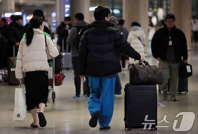 2일 오전 해외 여행에서 돌아온 여행객들이 인천국제공항 제1터미널 입국장을 빠져나가고 있다. 2025.2.2/뉴스1 ⓒ News1 김진환 기자