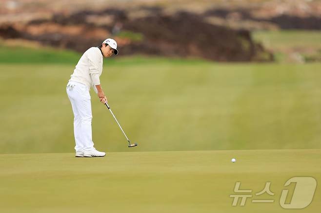 퍼트하는 손을 왼손으로 바꾼 청야니(대만). ⓒ AFP=뉴스1