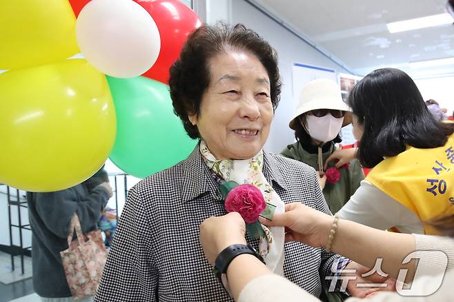 어버이날을 하루 앞둔 7일 오전 대구 달서구 신당체육센터에서 열린 '어버이날 기념 효(孝) 경로잔치'에서 자원봉사자들이 입장하는 어르신에게 카네이션을 달아주고 있다.2025.5.7/뉴스1 ⓒ News1 공정식 기자