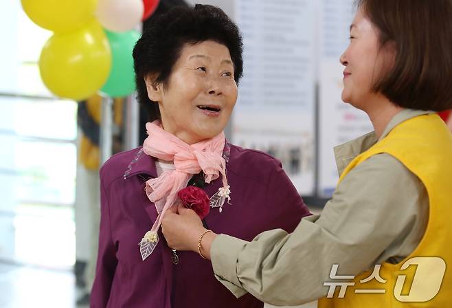 어버이날을 하루 앞둔 7일 오전 대구 달서구 신당체육센터에서 열린 '어버이날 기념 효(孝) 경로잔치'에서 자원봉사자들이 입장하는 어르신에게 카네이션을 달아주고 있다 2025.5.7/뉴스1 ⓒ News1 공정식 기자