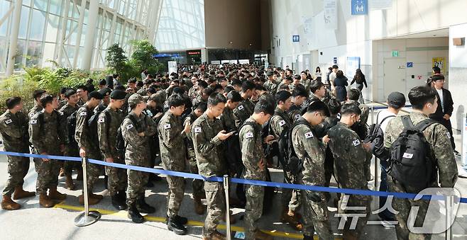 7일 경기 고양시 킨텍스에서 열린 국군장병 취업박람회에서 장병들이 입장을 기다리고 있다. 2025.5.7/뉴스1 ⓒ News1 허경 기자