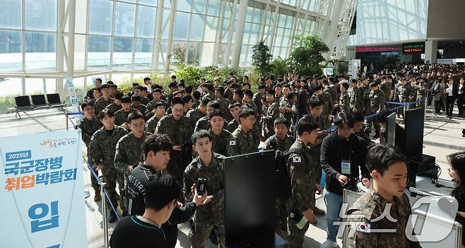 7일 경기 고양시 킨텍스에서 열린 국군장병 취업박람회에서 장병들이 입장하고 있다. 2025.5.7/뉴스1 ⓒ News1 허경 기자