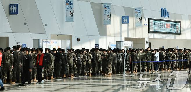 7일 경기 고양시 킨텍스에서 열린 국군장병 취업박람회에서 장병들이 입장을 기다리고 있다. 2025.5.7/뉴스1 ⓒ News1 허경 기자