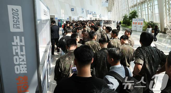 7일 경기 고양시 킨텍스에서 열린 국군장병 취업박람회에서 장병들이 입장을 기다리고 있다. 2025.5.7/뉴스1 ⓒ News1 허경 기자