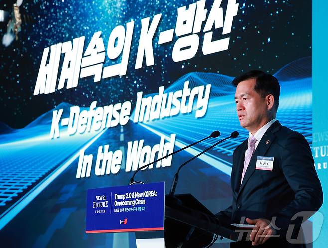석종건 방위사업청장이 7일 서울 여의도 페어몬트 호텔에서 열린 뉴스1 미래포럼에서 ‘세계 속의 K-방산’이라는 주제로 기조연설을 하고 있다. ‘트럼프 2.0과 新한국:위기 극복 해법 찾기’를 주제로 열린 이번 포럼은 뉴스1 주최로 열렸다. 2025.5.7/뉴스1 ⓒ News1 김진환 기자