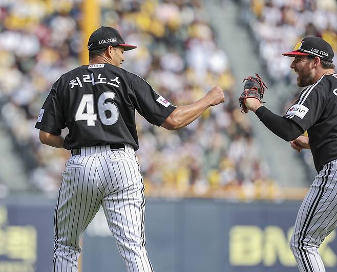 LG 치리노스가 6일 서울 잠실구장에서 열린 2025 KBO리그 정규시즌 두산전 7회 종료 후 오스틴과 하이파이브하고 있다. 사진 | 연합뉴스