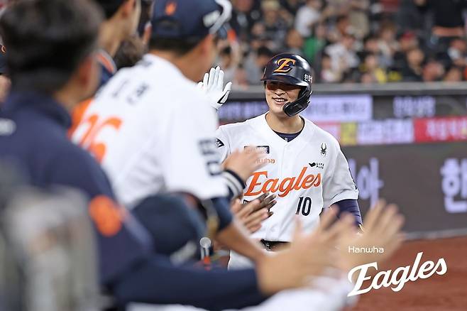 한화 이진영이 29일 대전 한화생명 볼파크에서 열린 2025 KBO리그 정규시즌 LG전 4회말 홈런을 치고 더그아웃에 들어오며 동료들과 하이파이브 하고 있다. 사진 | 한화 이글스