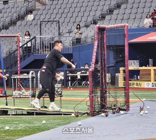 KIA 최형우가 7일 고척스카이돔에서 열린 2025 KBO리그 키움전에 앞서 팀 훈련에서 배팅볼을 던지고 있다. 고척 | 김동영 기자 raining99@sportsseoul.com