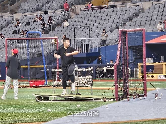 KIA 최형우가 7일 고척스카이돔에서 열린 2025 KBO리그 키움전에 앞서 팀 훈련에서 배팅볼을 던지고 있다. 고척 | 김동영 기자 raining99@sportsseoul.com