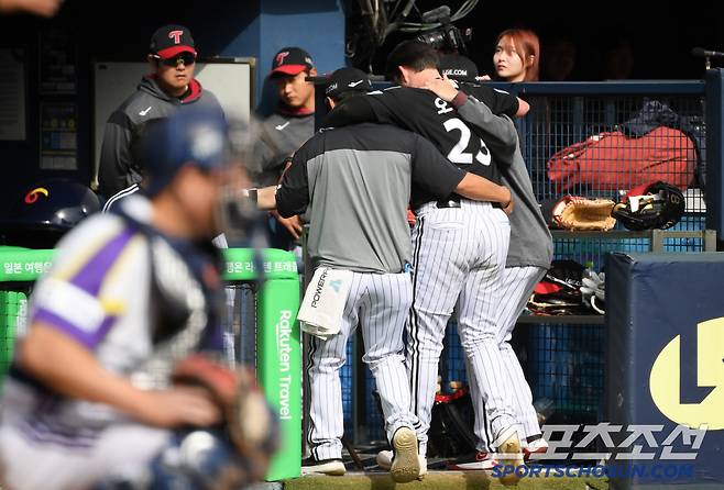 충격이 컸던 오스틴은 선수 보호 차원에서 바로 교체됐다. 잠실=박재만 기자 pjm@sportschosun.com