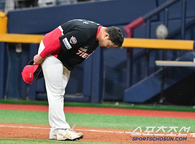 8회 투구를 마치고 키움 팬들에게 인사하는 KIA 조상우.