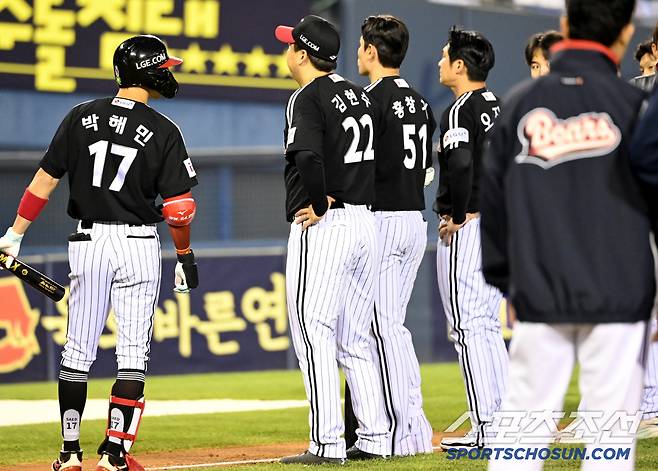 7일 잠실야구장에서 열린 LG와 두산의 경기, 두산이 5대2로 승리했다. 패배에 아쉬워하는 LG 선수들의 모습. 잠실=허상욱 기자wook@sportschosun.com/2025.05.07/