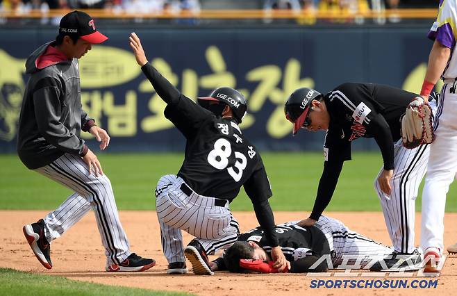 6일 잠실구장에서 열린 두산 베어스와 LG 트윈스의 경기. 8회초 무사 1루 LG 문보경 내야 땅볼 때 2루로 향하던 오스틴이 2루수 강승호와 충돌 후 통증을 호소하고 있다. 잠실=박재만 기자 pjm@sportschosun.com/2025.05.06/