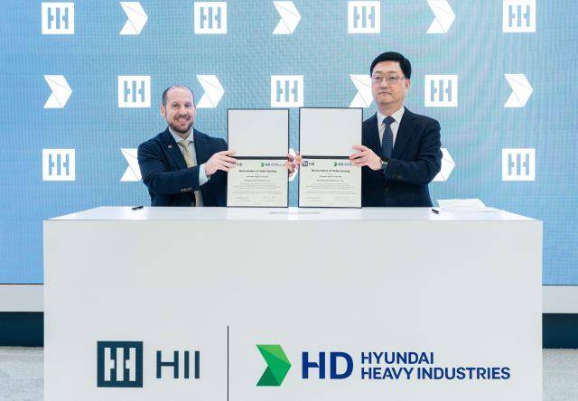 HD현대와 헌팅턴 잉걸스는 지난 4월 미국 워싱턴D.C.에서 열린 '해양항공우주 전시회(Sea Air Space 2025)' 헌팅턴 잉걸스 전시관에서 선박 건조 생산성 향상 및 첨단 조선 기술 협력을 위한 양해각서(MOU)를 체결했다. /HD현대