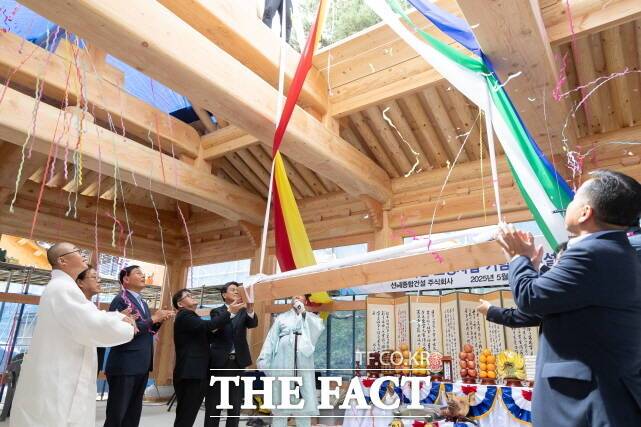 청양군이 7일 목면 모덕사에 건립 중인 선비충의문화관 기념관에 상량(마룻대)을 올리고 있다. /청양군