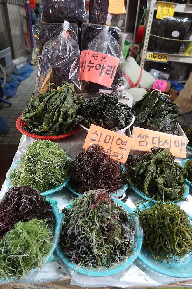 강릉 중앙시장에서 건어물 가게어서 팔고 있는 지누아리 ./김준