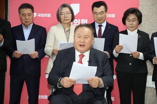 2025년 5월 6일 오후 서울 여의도 국회의사당에서 이상민 당협위원장을 비롯한 원외 당협위원장들이 김문수 국민의힘 대통령 후보와 한덕수 무소속 후보와의 단일화를 촉구하는 기자회견을 열고 있다. /장련성 기자