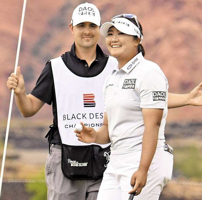 유해란(오른쪽)이 5일 블랙 데저트 챔피언십 우승을 확정 지은 뒤 웃고 있다. /AP 연합뉴스