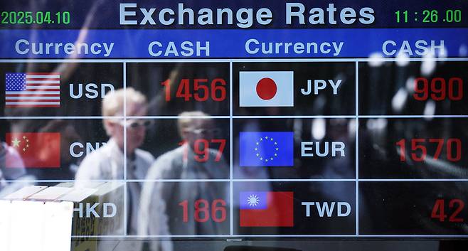 서울 중구 명동에 위치한 환전소 전광판./뉴스1 제공