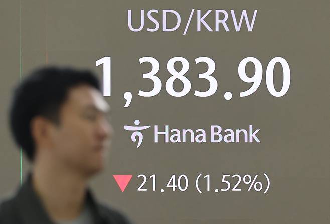 7일 오전 서울 중구 하나은행 딜링룸 현황판에 원/달러 환율 등이 표시되고 있다./연합뉴스 제공