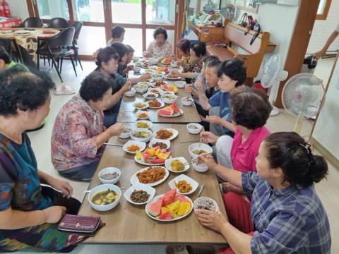어르신들은 어르신회관에 함께 모여 따뜻하게 차려진 밥상을 나눠먹고 서로의 일상을 공유하며 이야기 꽃을 피우고 있다. 논산시 제공