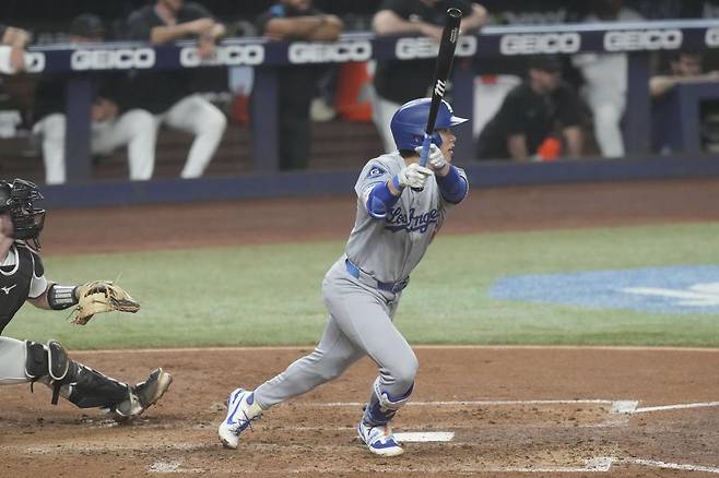 LA 다저스 김혜성이 7일 마이애미와의 방문경기 5회초 2사 주자 없는 상황에서 중견수 방향 안타를 쳐내고 있다. 마이애미=AP 뉴시스