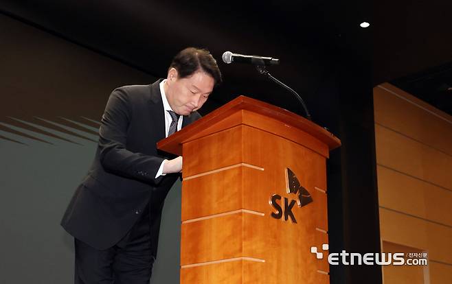 최태원 SK그룹 회장이 7일 서울 중구 SKT타워에서 유심 해킹 사태에 대한 브리핑을 열고 고개 숙여 사과하고 있다. 김민수기자 mskim@etnews.com