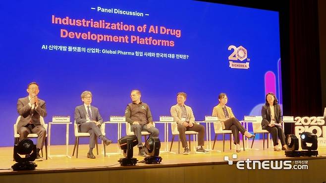 7일 서울 삼성동 코엑스에서 열린 '바이오코리아 2025' 에서 패널들이 신약개발 AI 현 주소와 발전 방안에 대해 논의하고 있다. 맨 왼쪽부터 윤태영 서울대 교수(프로티나 대표), 정재호 연세대의대 교수(베라버스 대표), 알렉스 자보론코프 인실리코 메디슨 CEO, 송상옥 스탠다임 대표, 석차옥 서울대 교수(갤럭스 대표), 표준희 AI신약융합연구원 부원장.
