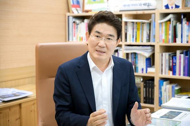 노관규 전남 순천시장이 최근 시장 집무실에서 가진 인터뷰에서 "지난 2023년 순천만국제정원박람회에 관람객 980만명을 유치해'대한민국 생태수도 일류순천'을 만들겠다던 취임 공약을 지켰다"며 그간의 성과를 설명하고 있다. 순천시 제공
