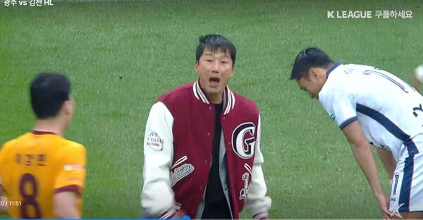 열정적인 이정효 광주FC 감독이 5일 그라운드로 뛰어 나와 선수를 질책하고 있다. 쿠팡플레이 갈무리