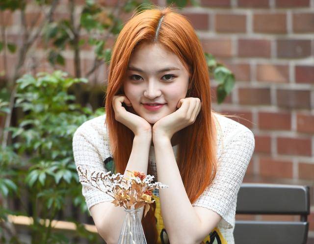 그룹 다이아 출신 가수 안솜이 측이 유흥업소 마담, 보이그룹 멤버 스폰서설 등 악성 루머와 관련해 법적 대응에 나섰다. 한국일보 자료사진