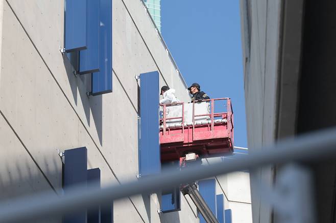 <yonhap photo-5122="">(창원=연합뉴스) 정종호 기자 = 지난달 경남 창원시 마산회원구 창원NC파크 구조물 추락사고로 관중이 숨진 사고와 관련 경찰과 국립과학수사연구원 등이 고소작업차를 타고 8일 현장 합동 감식을 진행하고 있다. 2025.4.8 jjh23@yna.co.kr/2025-04-08 17:58:51/ <저작권자 ⓒ 1980-2025 ㈜연합뉴스. 무단 전재 재배포 금지, AI 학습 및 활용 금지></yonhap>