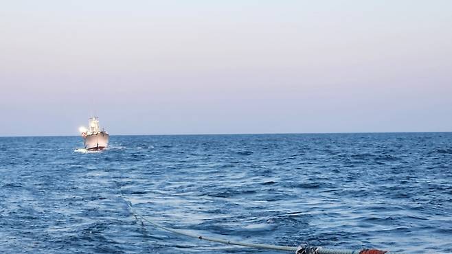 지난 3일 저녁 제주시 차귀도 서쪽 48㎞ 해상에서 스크루에 폐그물이 감겨 운항이 불가하다는 신고가 접수된 어선이 예인되는 모습 (사진, 제주해양경찰서)