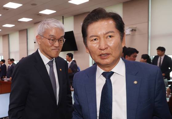 정청래 국회 법제사법위원장이 지난 5일 조희대 대법원장 등에 대한 청문회 개최를 예고했다. 사진은 지난해 6월 12일 22대 국회 첫 법사위 전체회의를 마치고 천대엽 법원행정처장(대법관)과 함께 회의장을 나서는 정 위원장의 모습. 뉴스1