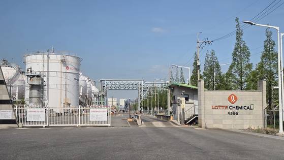 지난 21일 오후 여수시 국가산업단지 내 롯데케미칼3공장. 롯데케미칼은 지난해 12월 여수 2공장 생산라인 3곳의 가동을 중단한 데 이어 최근에는 3공장 내 POE 라인 잠정 가동 중단 조치를 끝냈다. 여수=노유림 기자