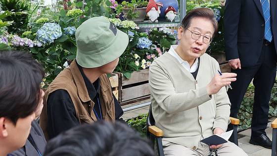 이재명 더불어민주당 대선 후보가 '골목골목 경청투어'에 나선 6일 충북 보은군 화훼농원 숨결에서 청년 농업인들과의 간담회를 갖고 있다. 뉴스1